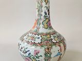 un vase blanc orné d'un motif floral