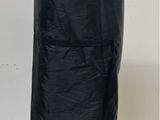 une housse noire à l'arrière d'un sac de voyage