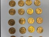 un gros plan sur une feuille de papier sur laquelle sont posées des pièces d'or