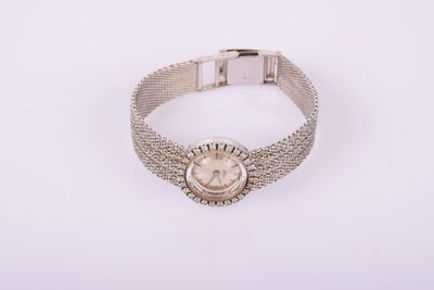 une montre pour femme montée sur un bracelet en maille argentée