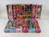 beaucoup de poupées Barbie qui sont dans la boîte