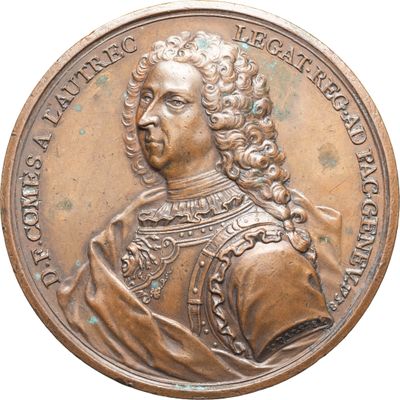 un gros plan sur une médaille de bronze représentant un homme en robe