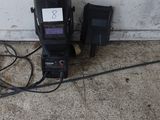 deux radios posées l'une à côté de l'autre sur le sol