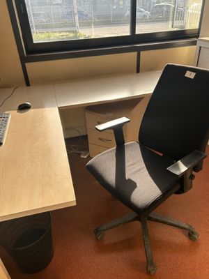 deux bureaux bois face à face dont un avec pied accidenté ,u…