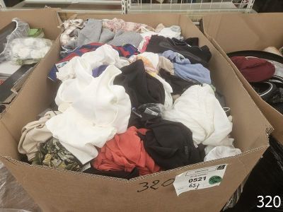 un carton rempli de vêtements sur une table