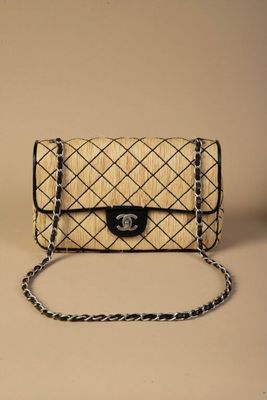 pochette tissée beige et noire avec une bandoulière en chaîne