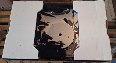 une photo d'une horloge qui se trouve dans une boîte