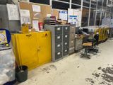 de nombreux classeurs dans un entrepôt où se trouvent de nombreux cartons