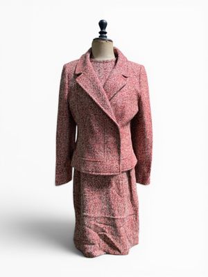 une photo d'une robe et d'une veste sur un mannequin