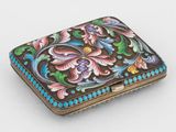 une petite boîte ornée d'un motif floral