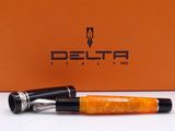 un stylo orange posé sur une table blanche, à côté d'une boîte orange