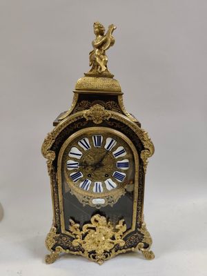 deux horloges placées l'une à côté de l'autre sur une table