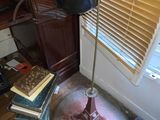 une lampe posée sur une table dans une pièce