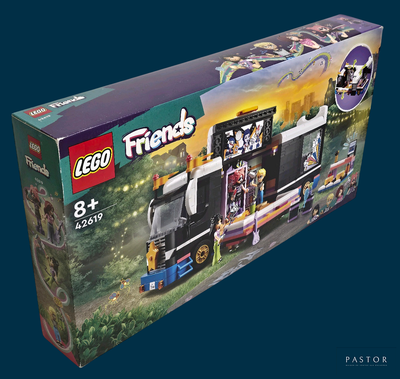 une boîte contenant un ensemble de train Lego Friends sur fond bleu