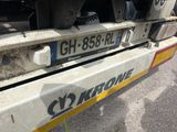 un gros plan d'un camion avec une plaque d'immatriculation