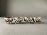 trois tasses en argent, avec des cuillères de chaque côté