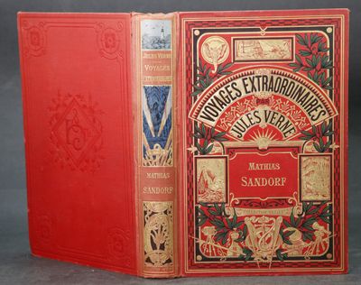 un livre rouge dont la couverture est ornée d'un motif élaboré