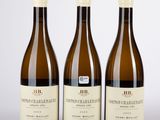 trois bouteilles de vin posées sur une table l'une à côté de l'autre