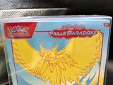 un gros plan sur une boîte de cartes à collectionner Pokémon posée sur une table