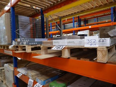 de nombreuses palettes de bois sur les rayonnages de l'entrepôt