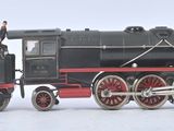 un petit train posé sur une surface blanche
