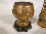 deux vases posés sur une table