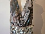 une photo d'une robe de mannequin ornée de paillettes