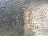 un gros plan sur une surface métallique rouillée