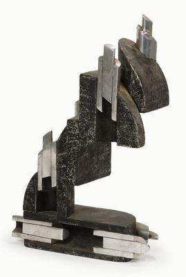 une image représentant une sculpture métallique représentant un escalier en colimaçon sur une surface blanche