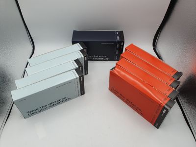 trois paquets de cigarettes posés sur une table blanche