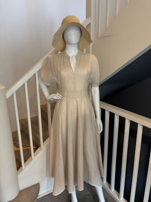 mannequin habillé, debout sur un escalier dans une maison