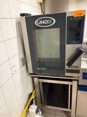 une image d'un four commercial dans une cuisine commerciale