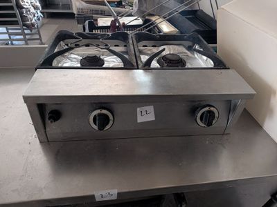 deux feux sur la cuisinière de la cuisine