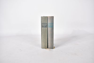 deux livres posés l'un sur l'autre sur une surface blanche