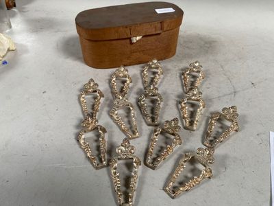 beaucoup d'objets en argent sur la table