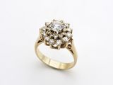 gros plan d'une bague en diamant sur une surface blanche