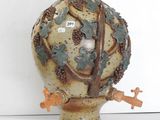 un vase surmonté d'un oiseau