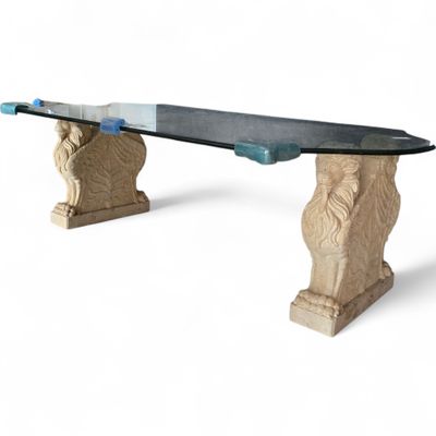 Table à plateau en verre chantourné reposant sur une paire d…