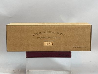 une boîte de vin posée sur une table