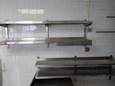 une cuisine avec un évier et une cuisinière
