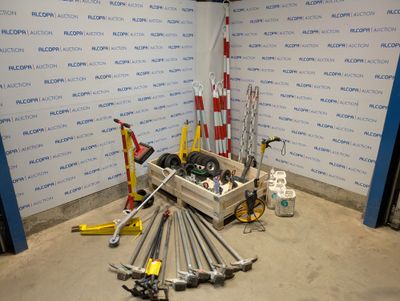 un tas d'outils posés par terre dans une pièce