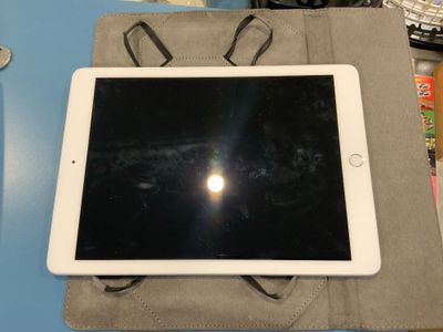 Un Apple IPad sans chargeur (Lightning)