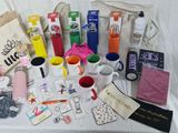 de nombreux objets posés sur une table recouverte d'une nappe blanche