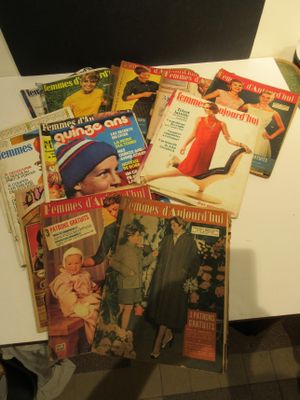 beaucoup de magazines posés sur une table à côté d'une lampe