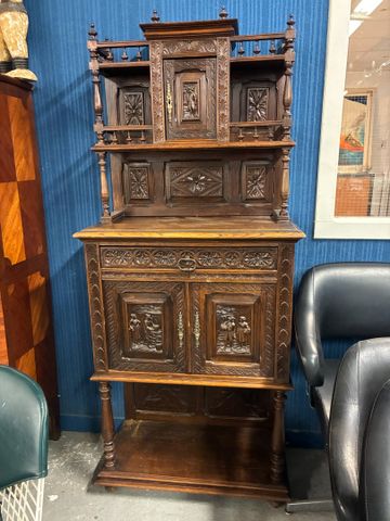 Buffet crédence deux corps mouluré et richement sculpté de breton