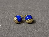 une paire de boucles d'oreilles bleues posée sur une table