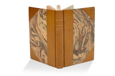 deux livres ouverts sur une surface blanche
