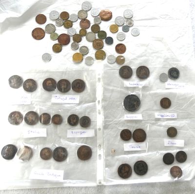 beaucoup de pièces de monnaie posées sur la table, sur lesquelles sont collées des étiquettes