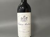 une bouteille de vin rouge posée sur une table