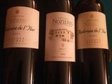 trois bouteilles de vin posées sur une table l'une à côté de l'autre